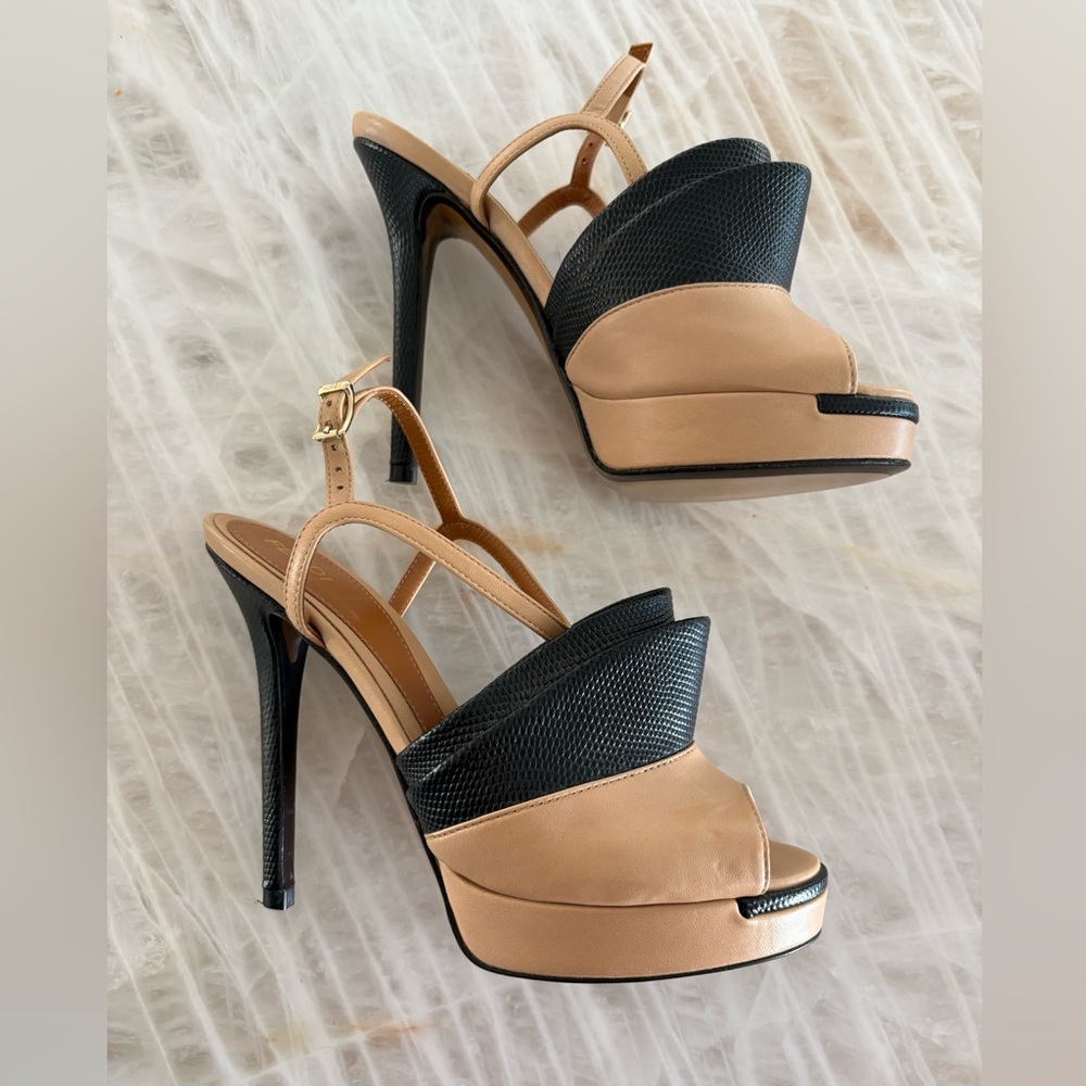 Rare Fendi Black and Tan Peep-Toe Heels Size 37 - Picture 7 of 16